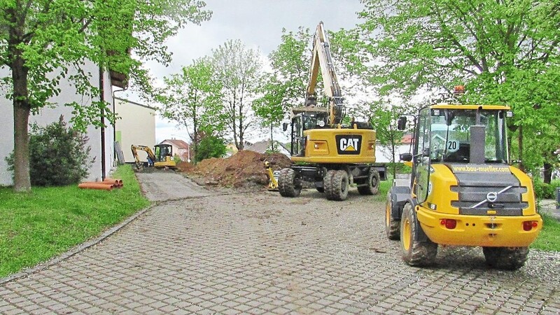 Die Firma Müller hat mit den Arbeiten am neuen Haupteingang begonnen. Zu diesem führt nur ein Gehweg.