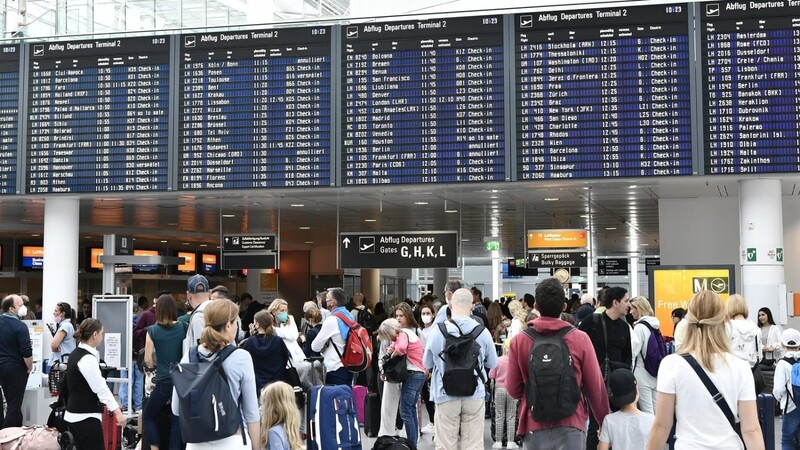 Andrang vor der Anzeigetafel im Terminal 2.  Foto: Alex Tino Friedel/Flughafen