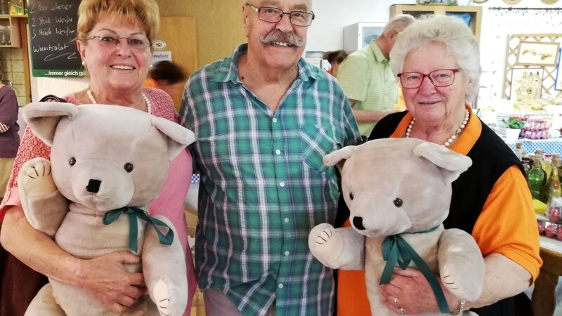 Irmi Goth (r.) und ihr Team konnten zahlreiche Gäste, die sogar noch Nachschub an Flohmarktwaren mitbrachten, zum Hausflohmarkt für die Kinderkrebshilfe begrüßen.