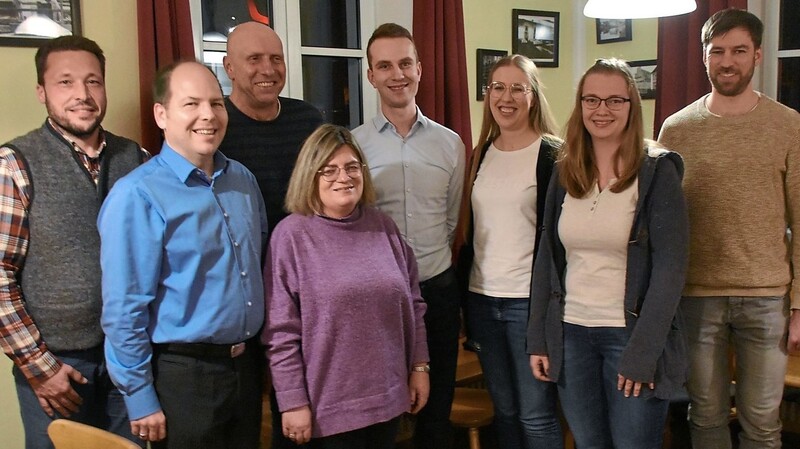 Die scheidende (links) und die neue Vorstandschaft (v. li.): Andreas Meier, Gerald Cimander, Markus Popp und Petra Grubwinkler. Neu im Amt sind (v. li.): Stefan Paschke, Verena Ellinger, Tanja Wirthmüller und Andreas Mitterreiter.