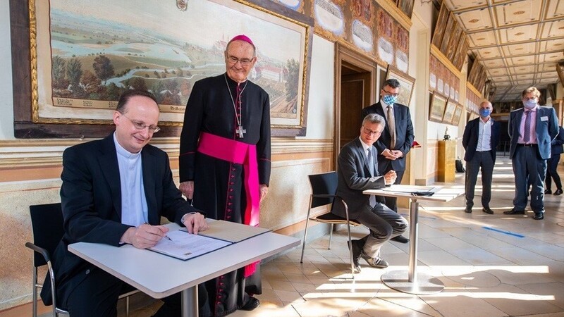 Bei der Unterzeichnung des Vertrags: (v. l.) Generalvikar Christoph Klingan mit Weihbischof Bernhard Haßlberger und Wissenschafts- und Kunstminister Bernd Sibler mit Staatsminister Florian Herrmann. Im Hintergrund Museumsdirektor Christoph Kürzeder mit Direktor Richard Loibl.