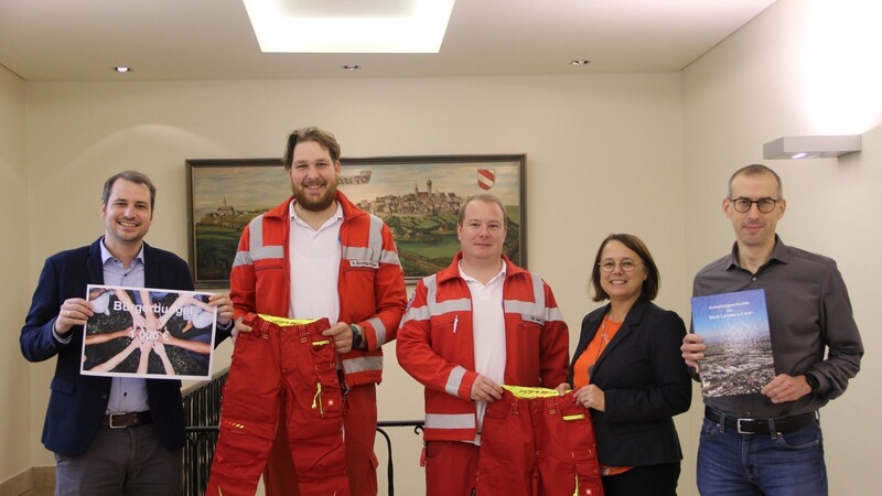 Valentin Baumgärtner (2.v.l.) und Werner Gerl (Mitte) von der Wasserwacht bedankten sich bei Bürgermeister Matthias Kohlmayer (v.l.), Kämmerin Gerlinde Radspieler und Stadtarchivar Manfred Niedl für die Spende. Damit werden neue Hosen für den Nachwuchs finanziert.