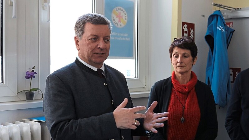 Verkehrsminister Christian Bernreiter und Hedwig Gappa-Langer vom Trägerverein "In Via" wollen gemeinsam die Bahnhofsmissionen stärken.