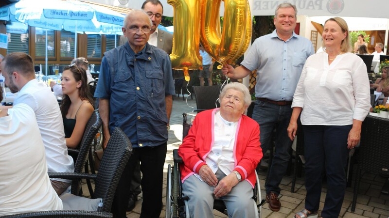 Cilli Zollner mit Bürgermeister Laumer, Pater John, Diakon Peintinger und Landrat-Stellvertreterin Dr. Etti.