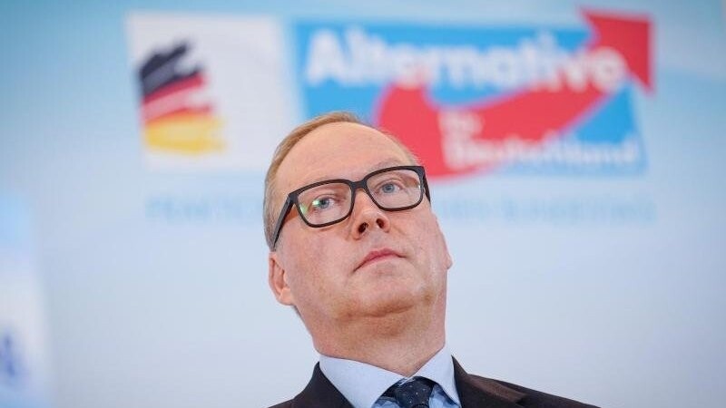 Max Otte, Vorsitzender der Werteunion und CDU-Parteimitglied, nimmt an einer Pressekonferenz der AfD zu Beginn der AfD-Fraktionssitzung im Reichtagsgebäude teil. Otte tritt für die AfD als Bundespräsidentenkandidat an.