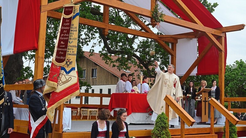 Den Gottesdienst zelebrierte Dekan Heinrich Blömecke der auch die Fahnen und Bänder segnete.