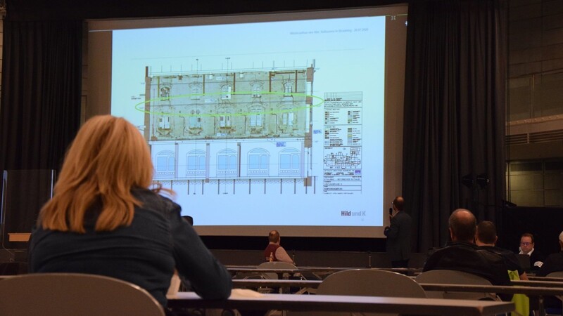 Die städtischen Bauverantwortlichen erklärten die Pläne für die Arbeiten am Rathaus.
