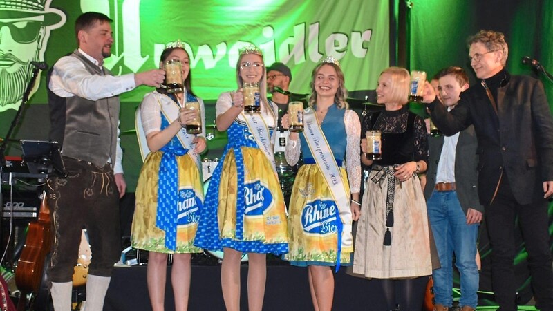 Die neuen Rhaner Bierhoheiten mit Familie Plößl und Feuerwehrvorsitzendem Armin Zimmermann.