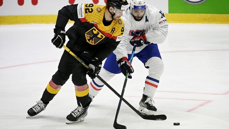 Marcel Noebels (l.) aus Deutschland und Valentin Claireaux aus Frankreich in Aktion.