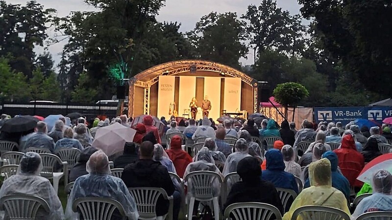 Auch unter Regenponchos und Schirmen herrschte Stimmung.