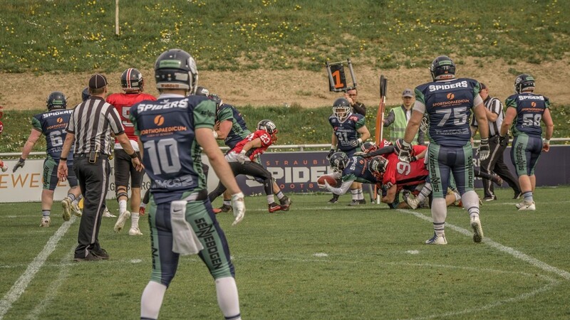 Für die Footballer der Straubing Spiders (blaue Trikots) steht am Samstag um 15 Uhr das zweite Testspiel im Stadion am Peterswöhrd an.