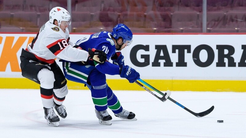 Tim Stützle (links) musste eine Niederlage gegen die Vancouver Canucks (hier Brandon Sutter) hinnehmen.