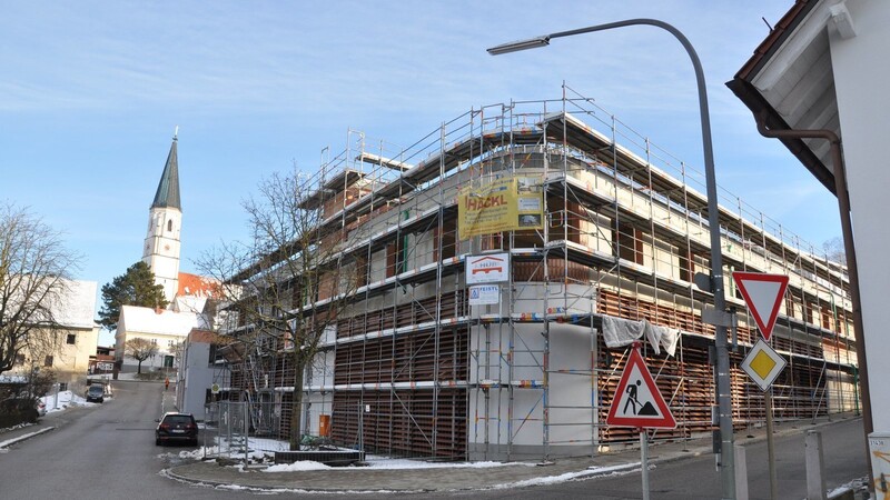 An der Baustelle von Rathaus, Bürgersaal und Zahnarztpraxis ist der Rohbau ist vollendet.