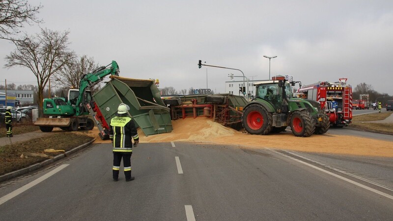 Tonnenweise Weizen mussten von der Fahrbahn der B15 entfernt werden.