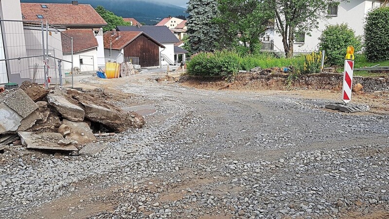 Die Sanierung der Greilbühelsiedlung läuft - die Gemeinde ist mit dem Baufortschritt und der ausführenden Firma Rädlinger zufrieden. Hier der Mühlriegelweg, der in die Arberstraße mündet, beide Straßen sind noch für einige Zeit Baustelle.