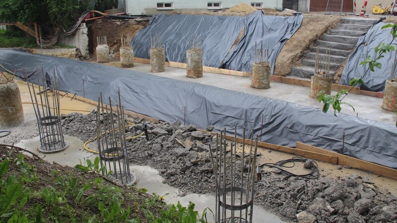 Blick in die Baustelle für die neue Brücke über den Allachbach in der Gabelsbergerstraße. Der Bach selbst ist derzeit im Baustellenbereich verrohrt. Deutlich zu erkennen sind die Bohrpfähle für die Widerlager.