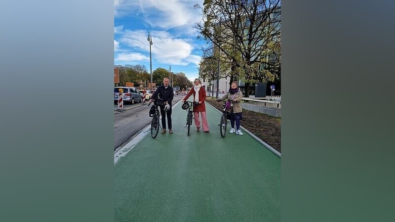 Ganz stolz haben die Grünen ein kleines Stück ihres grünen Altstadt-Rings eingeweiht: Bürgermeisterin Katrin Habenschaden (Mitte) mit den Stadträten Gudrun Lux und Christian Smolka.