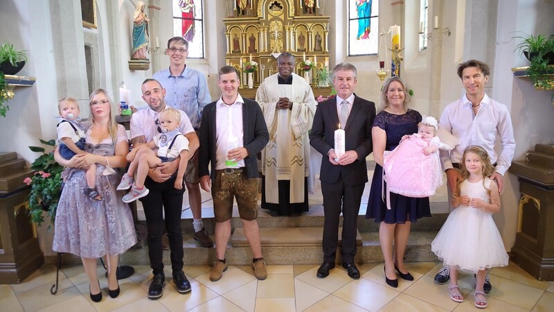 Die beiden Tauffamilien, rechts Martina und Josef Späth mit dem Täufling, dem Paten und der "großen" Schwester Isabella, links die Tauffamilie Jasmin und Marc Lommer mit den beiden Täuflingen und deren Paten, in der Mitte Taufspender Vikar Matthias Tang.