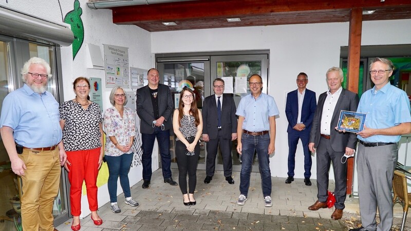 Sie alle freuen sich über den ersten Familienstützpunkt für Niederbayern mit Anlaufstelle im Familienhaus der Christuskirche (v.l.) Hasso von Winning, Elke von Winning, Yvonne Breuer, Erhard Grundl, Carina König, Josef Zellmeier, Otto Eder, Markus Pannermayr, Alois Rainer und Carsten Bonas.