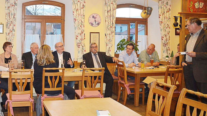 Rege diskutiert hat der Ortsverband der CSU mit Vorsitzendem Sebatian Schlachtbauer (rechts) und Landrat Martin Neumeyer (5. v. r.) auch das Thema Krankenhaus Mainburg.