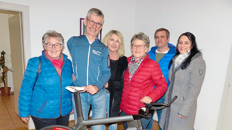 Erich und Karin Winkler (Mitte) im Kreise der Verwandtschaft mit dem hochmodernen Bahnrad. Er berichtete über sein Leben nach dem Motorradunfall.