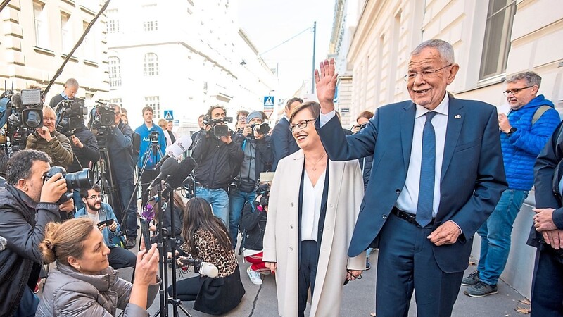 Alexander Van der Bellen (r.) und seine Frau Doris Schmidauer. Laut Hochrechnungen holte er bei der Wahl die absolute Mehrheit.