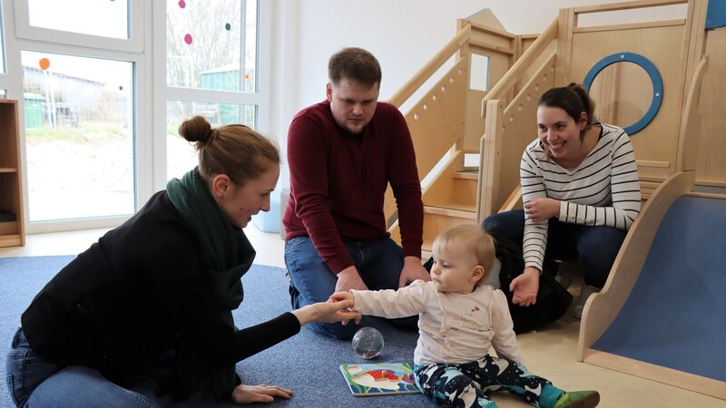 Zahlreiche Familien nutzten die Gelegenheit, sich die Räume des Kinderhauses anzuschauen und mit den Erzieherinnen ins Gespräch zu kommen.