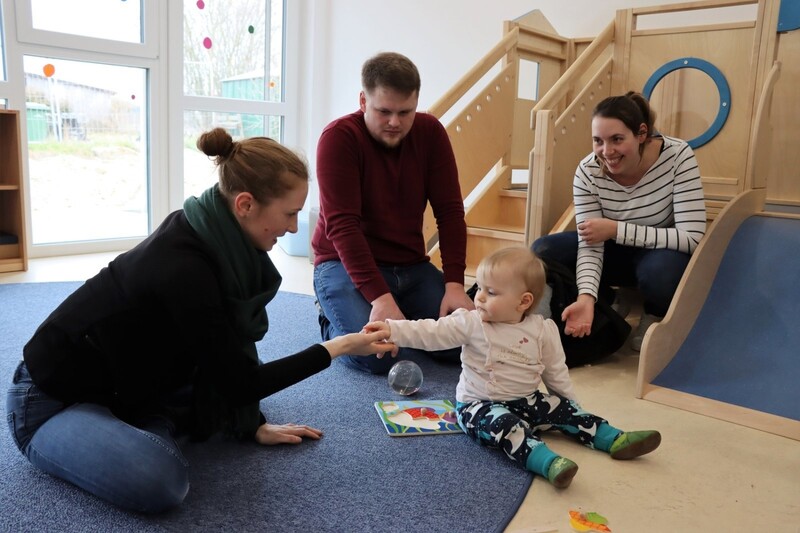 Zahlreiche Familien nutzten die Gelegenheit, sich die Räume des Kinderhauses anzuschauen und mit den Erzieherinnen ins Gespräch zu kommen. 