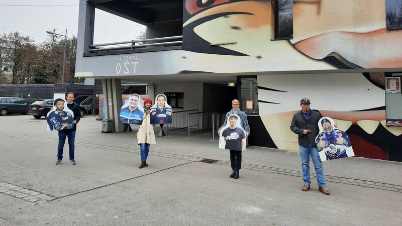 Wollen mit der Aktion Gutes tun und den Zusammenhalt zwischen Fans und Spielern stärken (v.l.): Pirmin Ostermeier, Assistent der Tigers-Geschäftsleitung, Claudia Karl-Fischer, Marketingleiterin Straubinger Tagblatt, Tigers-Geschäftsführerin Gaby Sennebogen und Witzekabarettist und Aktionsbotschafter Alfons Doppelhammer.