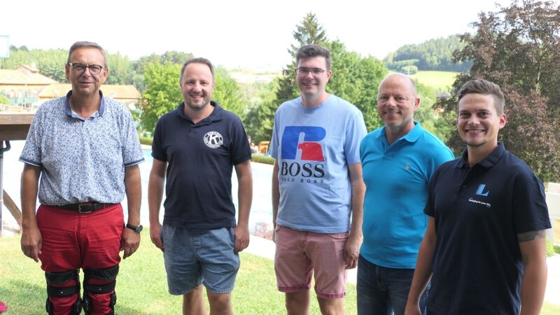 Bürgermeister Franz Wittmann, Initiator Roland Schötz, Kiwanis Präsident Jürgen Freundorfer und Vizepräsident Hans Aschenbrenner mit Marketingleiter Florian Wenig der Firma Linhardt.