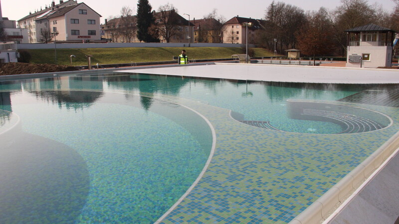 Die motorbetriebene Abdeckung (im Bild oben) funktioniert inzwischen wieder, aber Wärmezufuhr und Wasseraufbereitung machen noch Probleme: Frühestens zum 26. November kann das Warmwasser-Außenbecken wieder in Betrieb gehen. Alle anderen Bereiche des Aquatherm-Hallenbades sind geöffnet.