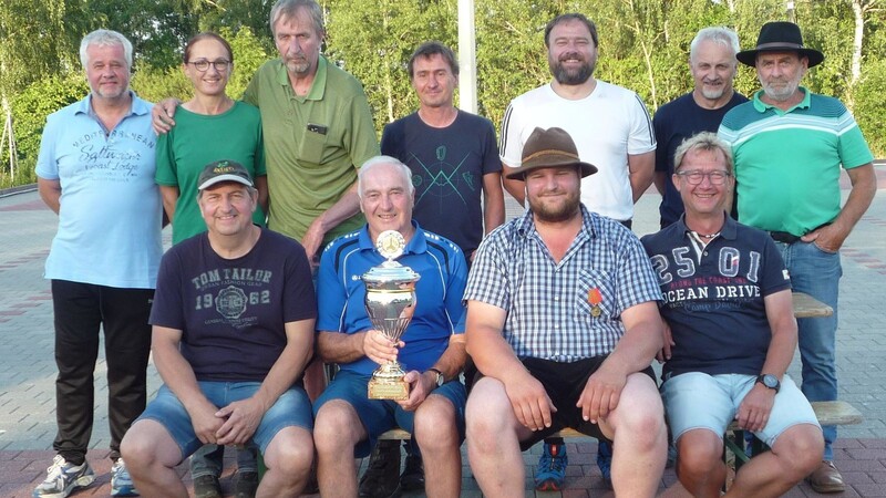 Alfred Multerer (3.v.l.) überreichte den Wanderpokal im Beisein der Zweit- und Drittplatzierten an die Siegermannschaft Hanger 1 (sitzend). Mit im Bild der stellvertretende Abteilungsleiter Josef Mauerer (links).