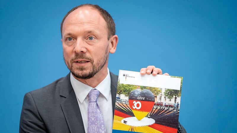 Ostbeauftragter Marco Wanderwitz präsentiert den Jahresbericht zum Stand der Deutschen Einheit.