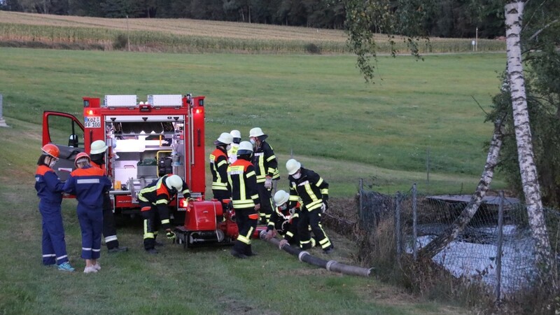 Waldbrandübung: Aus dem Löschweiher in Ried wurde das Löschwasser entnommen.