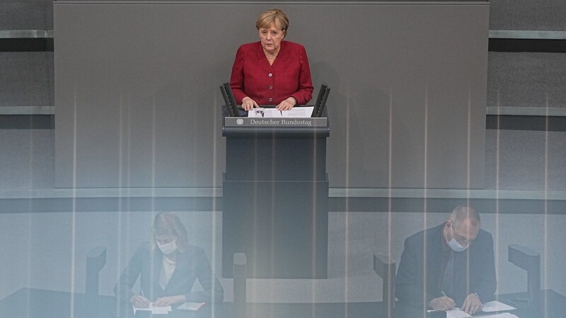 Bundeskanzlerin Angela Merkel (CDU) gibt bei der Sondersitzung des Bundestags eine Regierungserklärung zur Lage in Afghanistan ab.