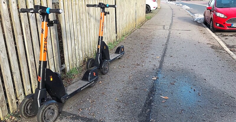 E-Scooter der Firma "Zeus" können seit Juli 2022 ausgeliehen werden. Geh- und Radweg dürfen nicht blockiert werden. Wie hier muss eine Restbreite über 1,50 Meter vorhanden sein. 