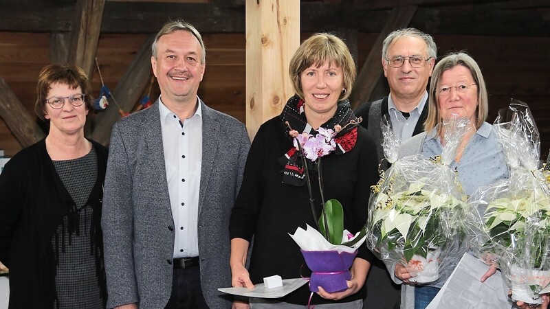 Im Dezember wurden Gabi Houdeau und Rita Pernpeintner (nicht auf dem Bild) für fünf Jahre, Gertraud Weigl für zehn Jahre ehrenamtliche Büchereiarbeit geehrt. Pfarrer Schwarzfischer, Bürgermeister Blascheck und die Leiterin der Bücherei Rita Lotric überreichten Urkunden, Nadeln und Blumen.