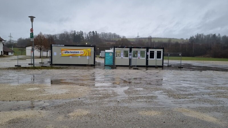 Die Container für die Teststation am Altdorfer Ziegeleigelände sind fertig aufgebaut.