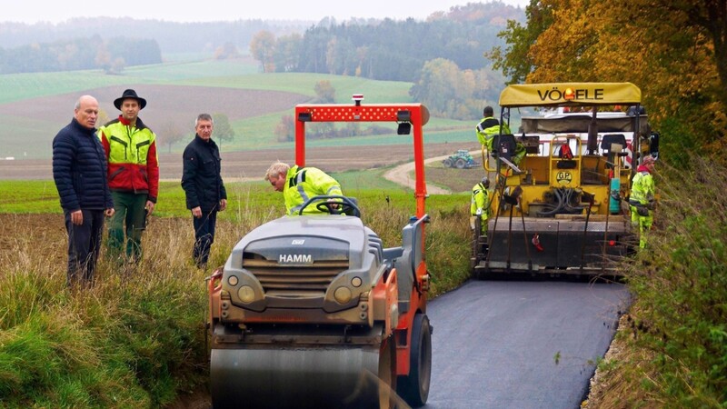 Ein Teilstück des "Allersdorfer Weges" südlich von SMP ist auf einem Teilstück asphaltiert worden, wovon sich (von links) Bürgermeister Christian Kiendl, Allersdorfs Jagdvorsteher Andreas Piendl-Rötzer und Hermann Diermeier vom Bauamt überzeugten.