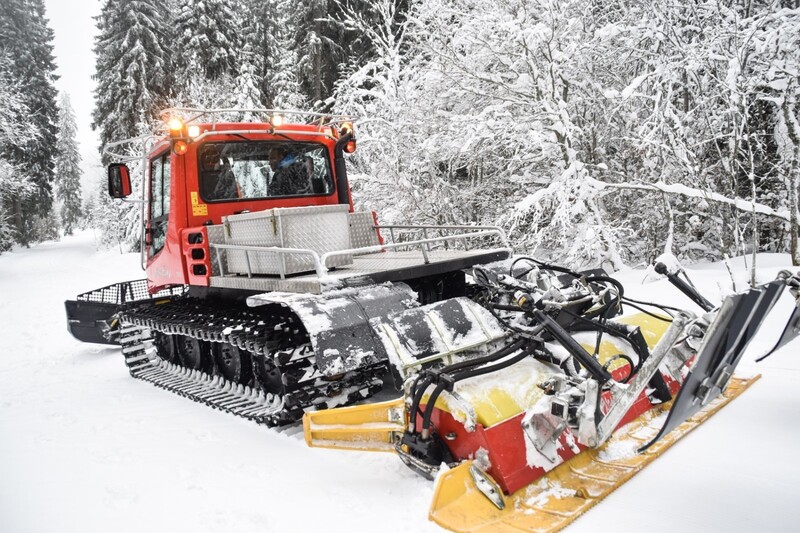 Die Gemeinde Lohberg hat mit einem Pistenbully für das Langlaufzentrum Scheiben nachgerüstet. Hier sind Martin Dachs und Bürgermeister Franz Müller unterwegs auf einer Probefahrt. 