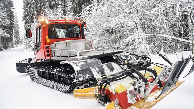 Die Gemeinde Lohberg hat mit einem Pistenbully für das Langlaufzentrum Scheiben nachgerüstet. Hier sind Martin Dachs und Bürgermeister Franz Müller unterwegs auf einer Probefahrt.