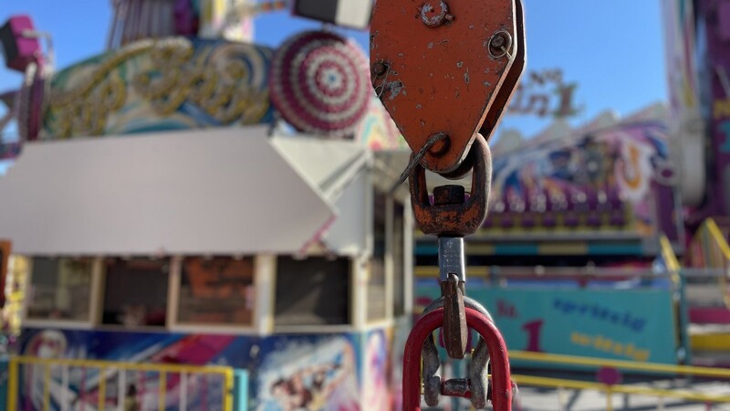 Acht Tage vor Beginn des Gäubodenvolksfestes laufen die Aufbauarbeiten am Festplatz Am Hagen auf Hochtouren.