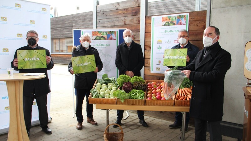 In Straubing werden erstmals in deutschen Supermärkten kompostierbare Obst- und Gemüsebeutel eingesetzt. Stellten den Modellversuch vor (von rechts): Wirtschaftsminister Hubert Aiwanger, Landrat Josef Laumer, Supermarkt-Geschäftsführer Hans-Jürgen Honner, Bürgermeister Dr. Albert Solleder und Landtagsabgeordneter Josef Zellmeier.