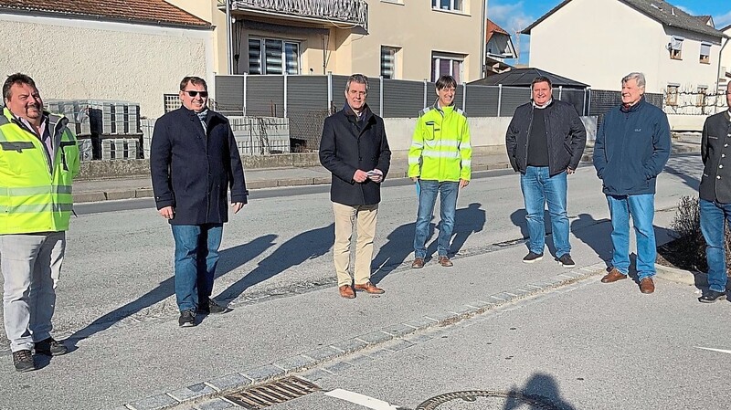 Vor-Ort-Termin zur Sanierung der Landauer Straße (v. l.): Bernhard Süß (Tiefbauamt Landratsamt Deggendorf), Markus Schmid (CSU), Bürgermeister Hans Schmalhofer, Roland Pfauntsch (Stadtbaumeister), Rainer Gebel (Ingenieur-Büro Geoplan), Rainhard Leuschner (FW) und Roland Unholzer (Bayernpartei).