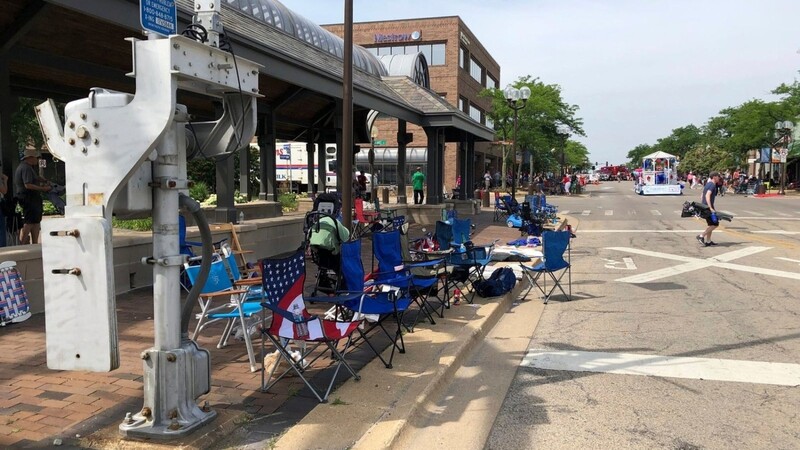 In Highland Park im US-Bundesstaat Illinois hat ein Schütze bei einer Parade zum 4. Juli das Feuer eröffnet. Mindestens sechs Menschen kamen dabei ums Leben.