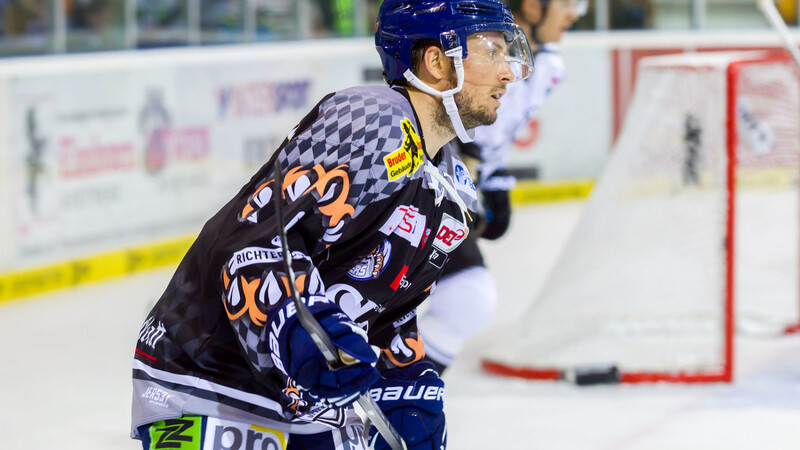 Die Straubing Tigers, hier Stürmer Connor James, kassierten in Berlin ihre erste Saisonniederlage. (Foto: Harry Schindler)