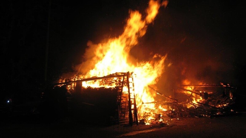 Die Einsatzkräfte mussten am Montagabend in Eching zu einem Werkstattbrand ausrücken (Symbolbild).