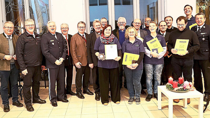 Da wurde so richtig Geburtstag gefeiert. Die geehrten Notfallseelsorger vom PSNV gemeinsam mit den Ehrengästen im Pfarrsaal von St. Josef.