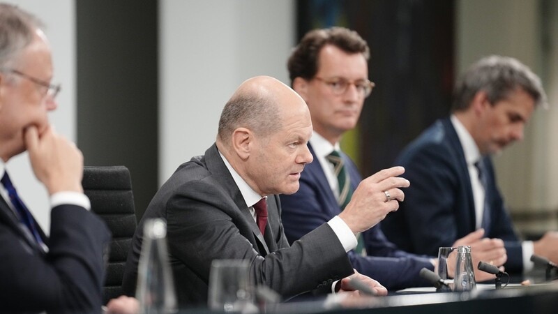 Die Hilfen in der Energiekrise der Bund-Länder-Runde um Bundeskanzler Olaf Scholz (2.v.l., SPD) kommen so punkt- und zielgenau, wie es nur irgend möglich ist, und allein schon diese immense bürokratische und gesetzgeberische Leistung ist bemerkenswert, kommentiert unser Autor.