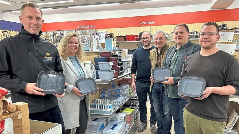 Begeistert von den neuen OHO-Mehrweg-Boxen: (v.l.) Marco Schiller (Arcobräu Stuben), Viktoria Bauer (Haushaltswaren Alteneder), Benjamin Alber (Referent des Stadtmarketings), Siegfried Liebl (2. Vorsitzender OHO), Helmut Thalhauser (Altenmarkter Hof) und Stephan Fuchs (Mühlhamer Keller).